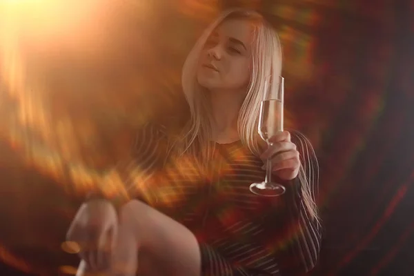 Sexy Blonde Meisje Drinkt Champagne Uit Een Glas Avond Glamoureuze — Stockfoto