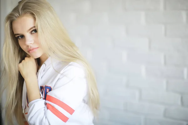 Mladé Dospělé Blondýny Dlouhé Vlasy Doma Stylový Model Pózující Studiu — Stock fotografie