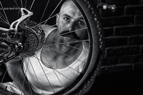 Retrato Vintage Hombre Bigotudo Reparando Una Rueda Bicicleta Hipster Excéntrico — Foto de Stock