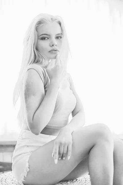 Junge Erwachsene Blonde Lange Haare Hause Stylisches Modell Posiert Studio — Stockfoto