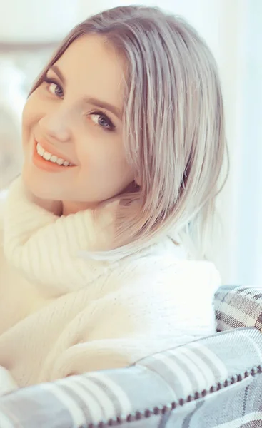幸せな陽気なブロンドの肖像カジュアル 若いモデルポーズで写真 軽薄な健康的な女の子笑顔 — ストック写真