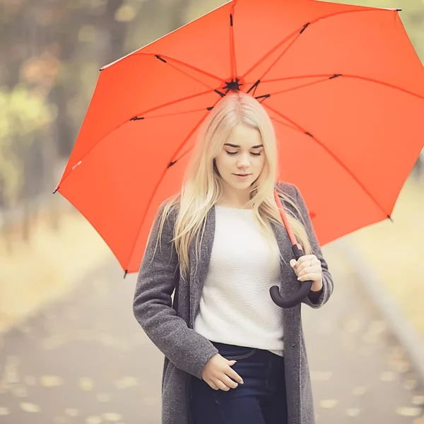 Ragazza Con Ombrello Posa Nel Parco Autunnale Ottobre Paesaggio Donna — Foto Stock