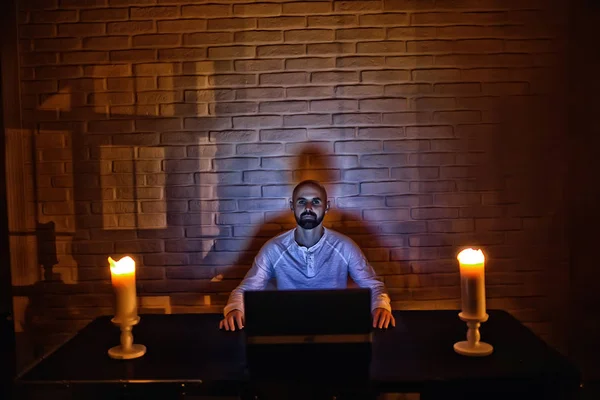 Magisk Natt Koncept Man Vid Datorn Rädsla Internet — Stockfoto