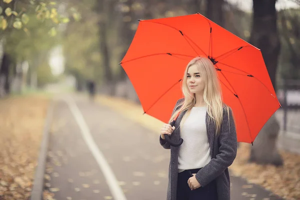 Mädchen Mit Regenschirm Posiert Herbstpark Oktoberlandschaft Einsame Frau Mit Rotem — Stockfoto