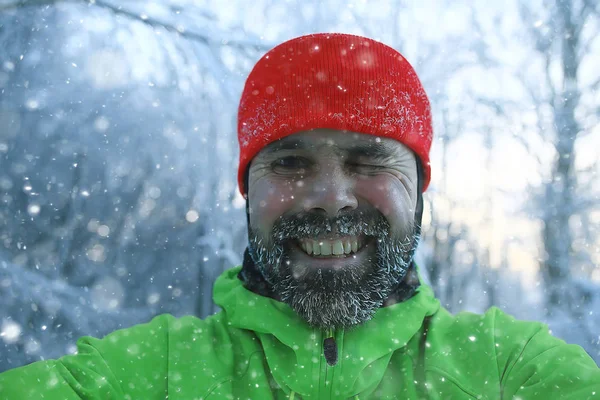 Broda Mrozie Portret Młodego Brodatego Faceta Sezonowe Zajęcia Świeżym Powietrzu — Zdjęcie stockowe