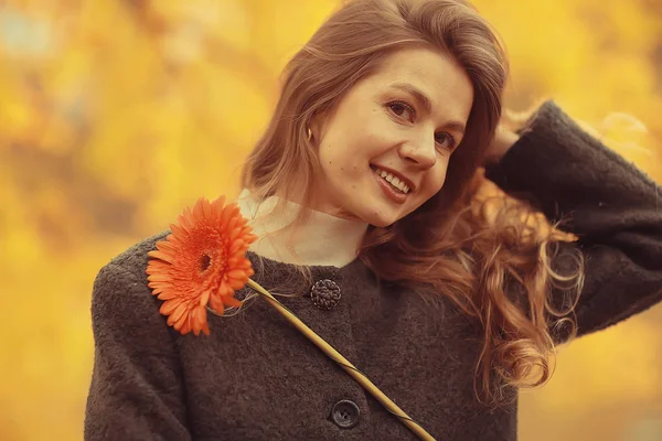 Retrato Otoño Una Hermosa Rubia Con Una Flor Modelo Plantea —  Fotos de Stock