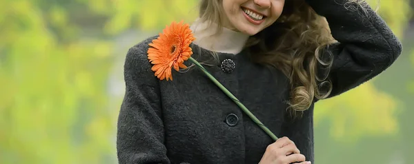 Höst Porträtt Vacker Blond Med Blomma Utgör Modell Ett Positivt — Stockfoto