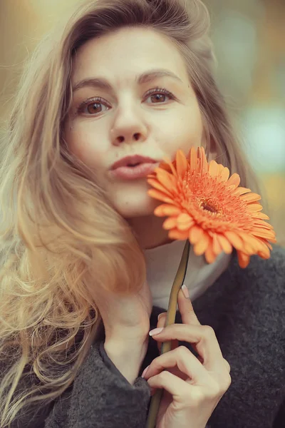 Осенний Портрет Красивой Блондинки Одним Цветком Модель Создает Положительную Улыбку — стоковое фото