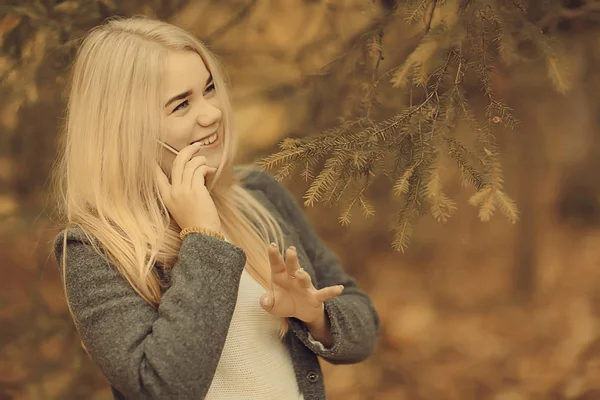 Blond Natuur Portret Herfst Mooi Jong Volwassen Meisje Met Lang — Stockfoto