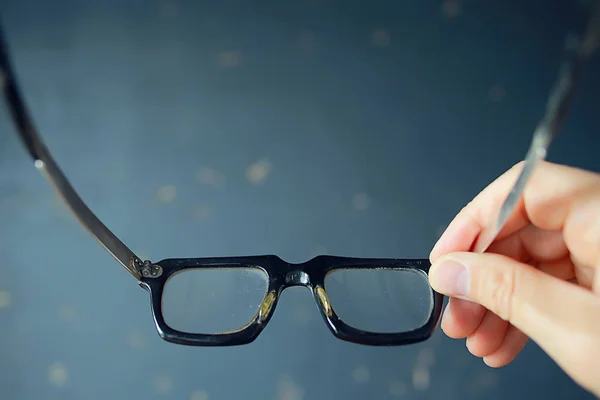 Brille Vision Konzept Mann Hält Brille Der Hand — Stockfoto