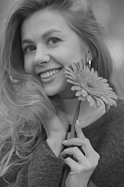 Retrato Otoño Una Hermosa Rubia Con Una Flor Modelo Plantea —  Fotos de Stock