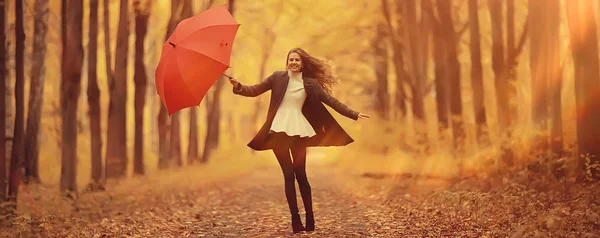 Młoda Kobieta Tańcząca Jesiennym Parku Parasolem Wirująca Trzymająca Parasol Jesienny — Zdjęcie stockowe