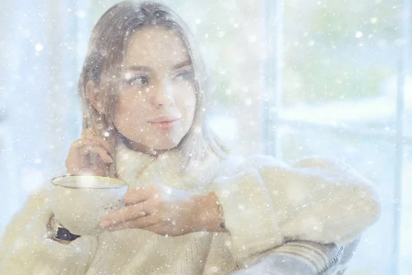 Sneeuwval Kerstsfeer Romantiek Portret Van Een Mooie Jonge Blonde Winter — Stockfoto