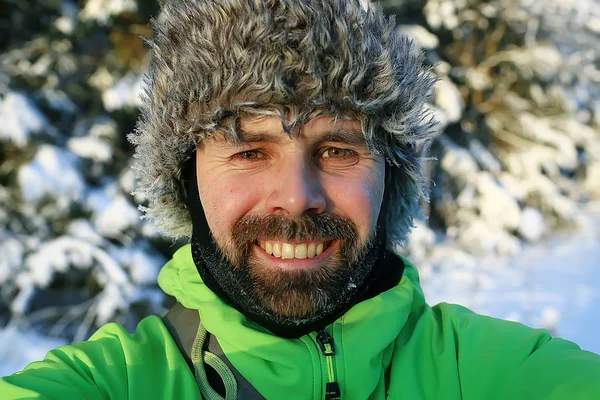 Zimowa Aktywność Podróżnych Człowiek Futrzanym Kapeluszu Klapkami Uszy Śledzenie Zimie — Zdjęcie stockowe