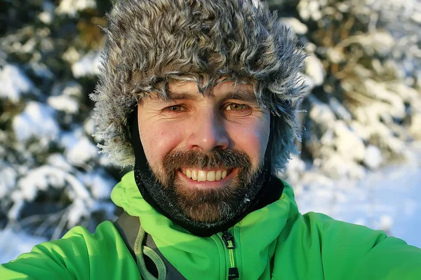 Activité Voyageur Hiver Homme Dans Chapeau Fourrure Avec Des Oreillettes — Photo