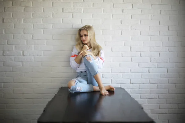 Молода Доросла Блондинка Довге Волосся Вдома Стильна Модель Позує Студії — стокове фото