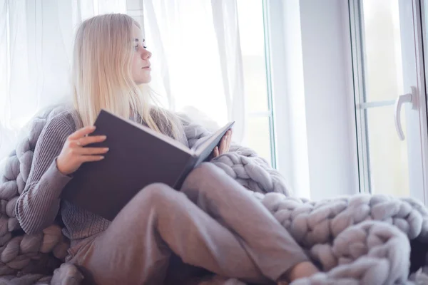 Fenêtre Carreaux Tricotée Fille Lisant Livre Jeune Femme Lisant Maison — Photo