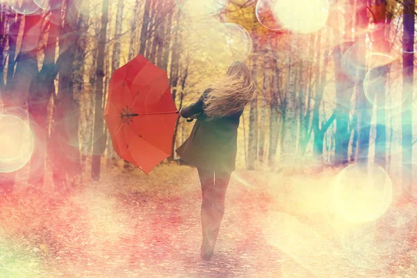 Młoda Kobieta Tańcząca Jesiennym Parku Parasolem Wirująca Trzymająca Parasol Jesienny — Zdjęcie stockowe