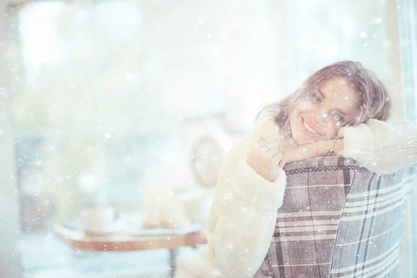 Kar Yağışlı Noel Atmosferi Romantizmi Güzel Genç Bir Sarışının Portresi — Stok fotoğraf