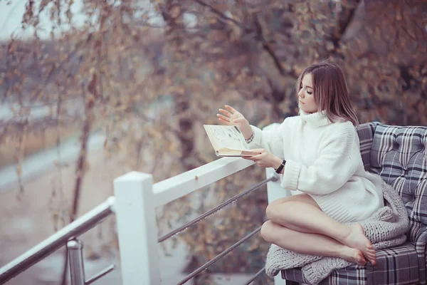 Fille Dans Pull Tricoté Lit Livre Sur Véranda Dans Parc — Photo