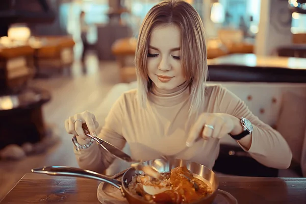 Europeo Restaurante Almuerzo Chica Hermosa Mesa Joven Modelo Posando Mientras —  Fotos de Stock