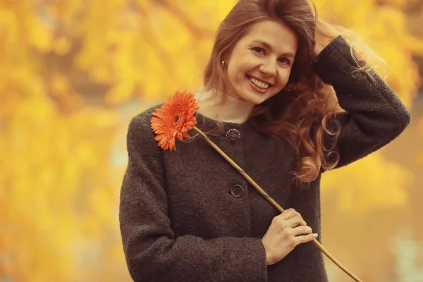 Outono Retrato Uma Bela Loira Com Uma Flor Modelo Apresenta — Fotografia de Stock