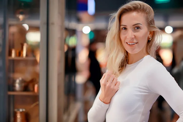 Meisje Markt Jong Volwassen Model Poseren Markt Winkel Met Aankopen — Stockfoto