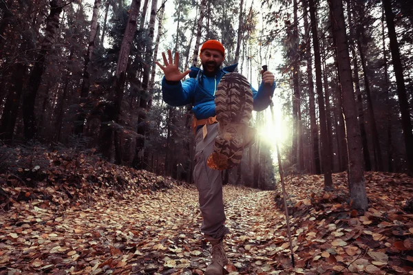 Následujte Túře Muž Vás Zve Lesní Túru Podzimní Krajinu Lese — Stock fotografie