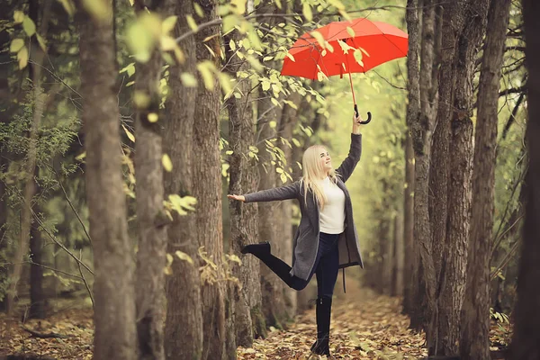Девушка Красным Зонтиком Летит Зонтике Прыгает Веселится Желтом Осеннем Пейзаже — стоковое фото