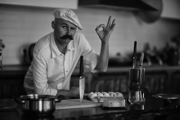 Fransız Aşçı Mutfakta Yemek Yemek Aşçılık Bıyıklı Adam — Stok fotoğraf
