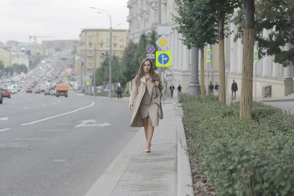 Zakenvrouw Staat Weg Auto Verkeer Stedelijke Stijl Reizen Stad Vrouw — Stockfoto