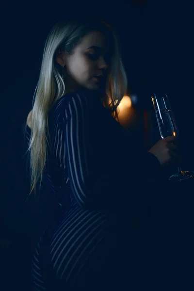 Sexy Blondýna Dívka Pije Šampaňské Sklenice Večer Okouzlující Styl Portrét — Stock fotografie