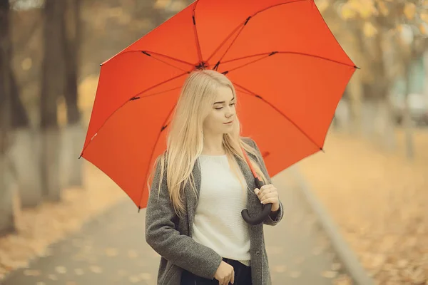 Őszi Megjelenés Napos Nap Egy Fiatal Lány Esernyővel Sétál Egy — Stock Fotó