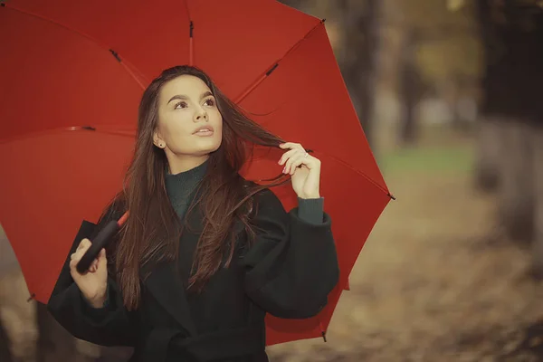 Ősz Este Tartja Esernyő Október Sötét Városi Parkban Fiatal Magányos — Stock Fotó