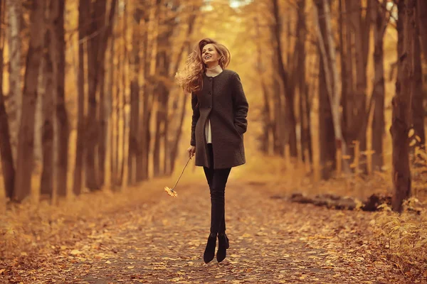 Modell Höst Promenad Gul Park Romantik Vacker Ung Vuxen Modell — Stockfoto