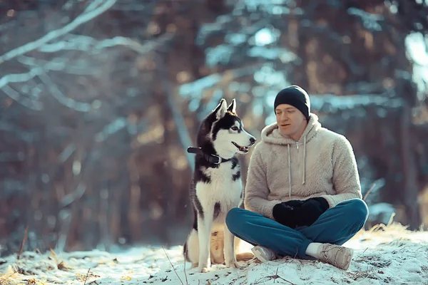 Man Tränar Hund Vinterskog Kille Och Husky Hund Ett Vinterskogslandskap — Stockfoto