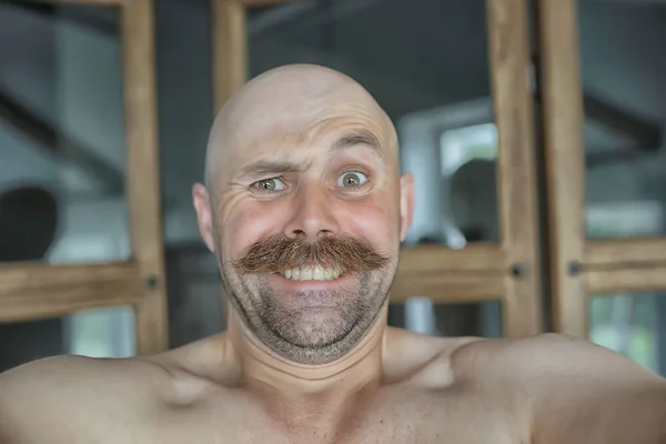 Hombre Calvo Alegre Con Bigote Retrato Joven Sonriendo Posando Señor — Foto de Stock