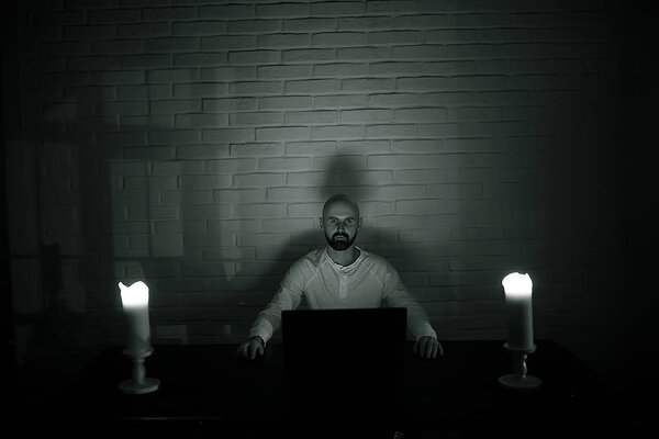 магическая ночь концепция, человек за компьютером, страх интернет
