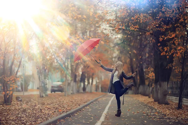 Autumn Look Sunny Day Young Girl Umbrella Walks Yellow Park — Stock Photo, Image