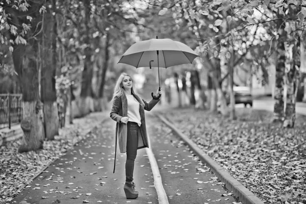 秋の公園に傘を差した少女10月の風景孤独な女が赤い傘を持って — ストック写真
