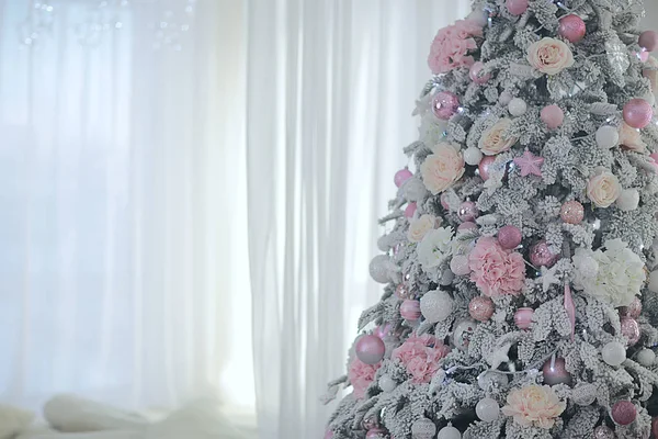 装饰圣诞树 漂亮的背景 礼物和舞会 — 图库照片