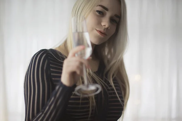 Sexy Blondynka Dziewczyna Pije Szampana Kieliszka Wieczorem Efektowny Styl Portret — Zdjęcie stockowe