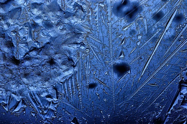 青い氷のガラスの背景ガラスに氷の表面の抽象的な質感凍った季節の水 — ストック写真