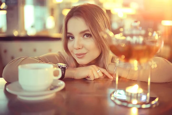 Modelo Joven Bebe Una Cafetería Ajuste Mesa Concepto Vacaciones —  Fotos de Stock