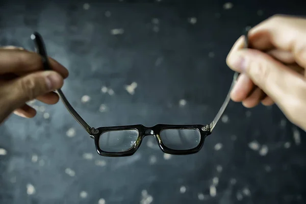 Brille Vision Konzept Mann Hält Brille Der Hand — Stockfoto