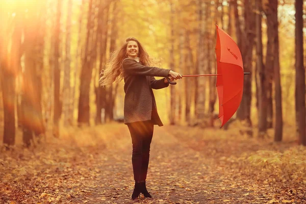 Giovane Donna Che Balla Parco Autunnale Con Ombrello Che Gira — Foto Stock