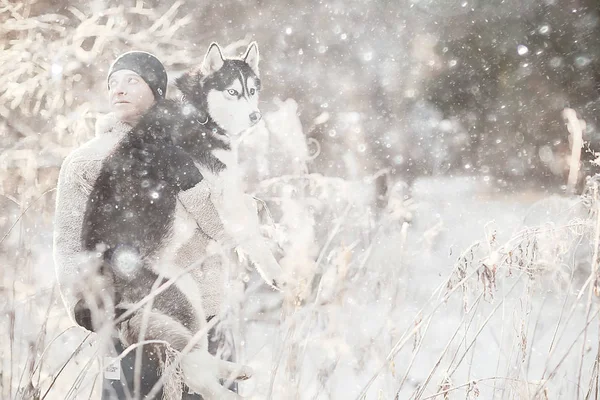 Νεαρός Άνδρας Αγκαλιάζει Ένα Γεροδεμένο Σκυλί Χειμώνα Στο Δάσος Ένας — Φωτογραφία Αρχείου