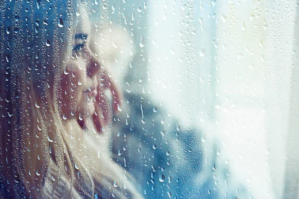 Зимний Интерьер Модель Девушки Купающаяся Трикотажном Одеяле Окна Холодный День — стоковое фото