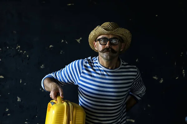 Hombre Tiene Una Maleta Concepto Turístico Viaje Tipo Bigote Con —  Fotos de Stock