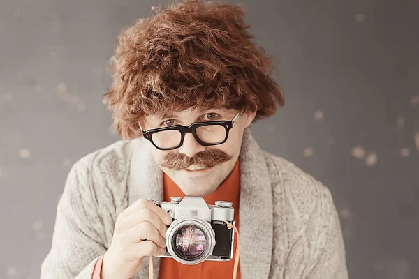 Фотограф Винтажной Аналоговой Камерой Мужчина Усами Смешное Изображение Изучает Фотографию — стоковое фото